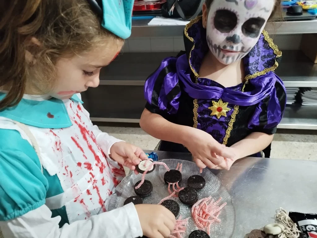 Aprender Inglés. Celebramos eventos como Halloween, Navidad y otras festividades, donde los estudiantes participan en actividades relacionadas con el idioma y la cultura inglesa.